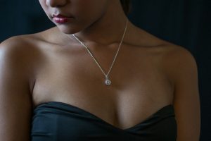 différences notoires entre un collier et un pendentif